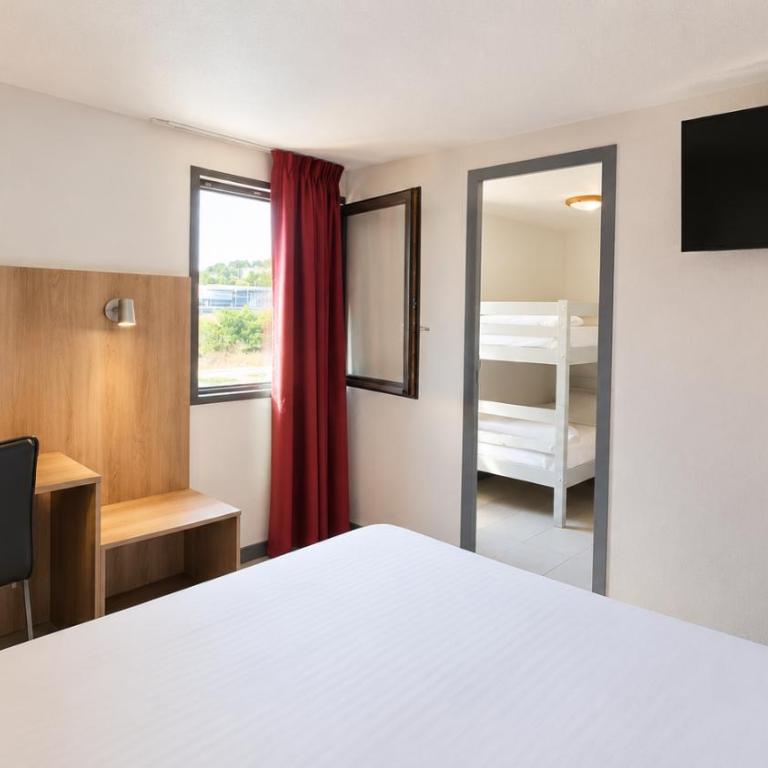 Kyriad - Narbonne Sud - Chambre Familiale avec 1 Lit Queen-Size et 2 Lits Simples - 4