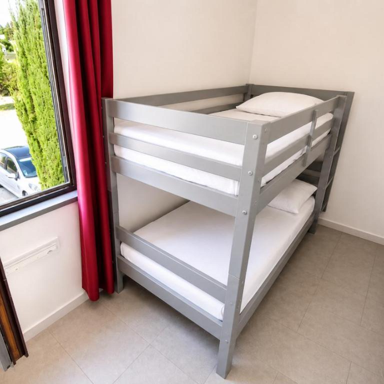 Kyriad - Narbonne Sud - Chambre Familiale avec 1 Lit Queen-Size et 2 Lits Simples - 3