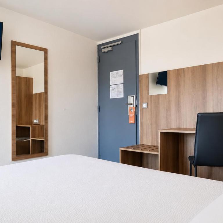 Kyriad - Narbonne Sud - Chambre Familiale avec 1 Lit Queen-Size et 1 Lit Simple - 2