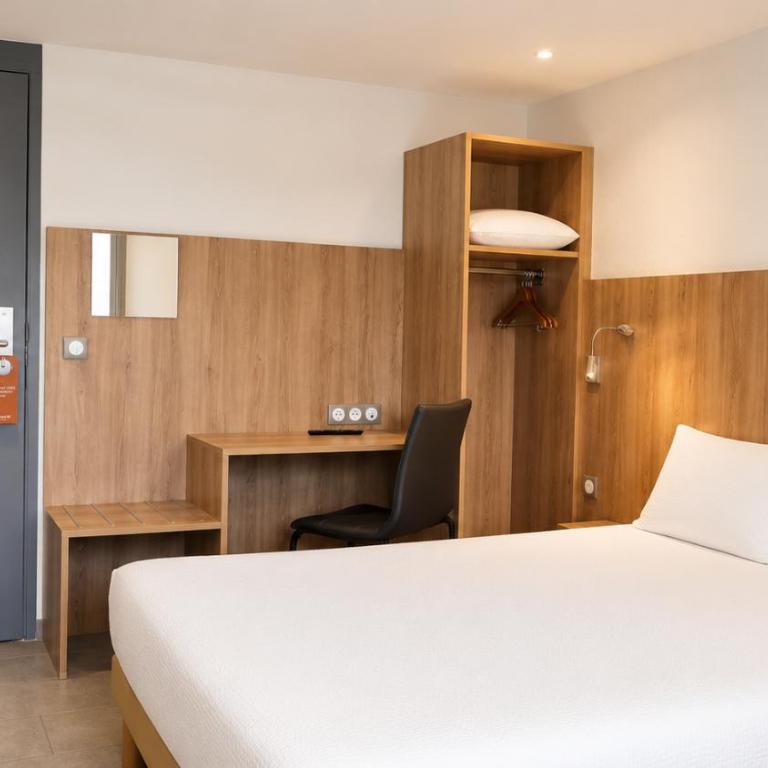 Kyriad - Narbonne Sud - Chambre Familiale avec 1 Lit Queen-Size et 1 Lit Simple - 5