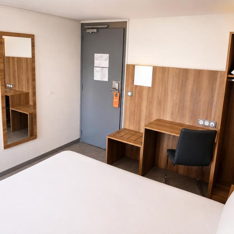 Kyriad - Narbonne Sud - Chambre Familiale avec 1 Lit Queen-Size et 1 Lit Simple - 1