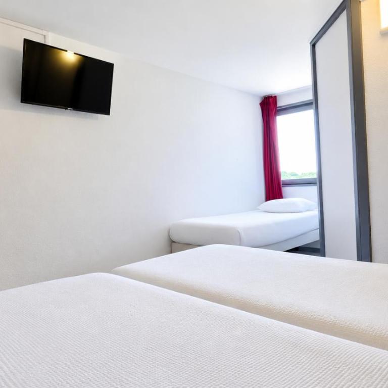 Kyriad - Narbonne Sud - Chambre Familiale avec 3 Lits Simples - 4