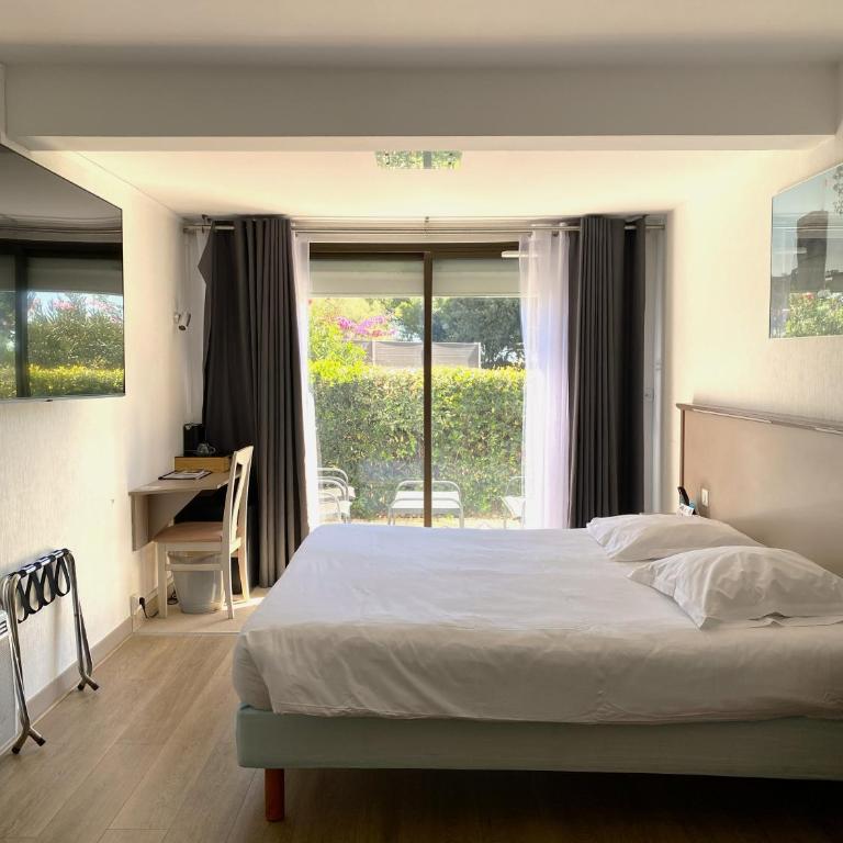 Logis Hôtel Le Rochelois - Chambre Double - Accessible aux Personnes à Mobilité Réduite - 1