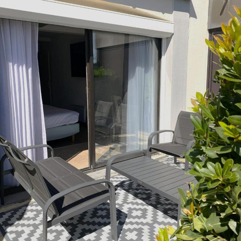 Logis Hôtel Le Rochelois - Chambre Double - Accessible aux Personnes à Mobilité Réduite - 2