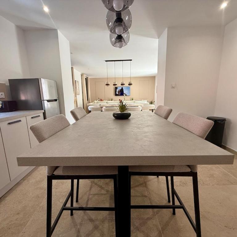 Le Patio Henri - Clim, suite & cour privée - Appartement 3 Chambres Deluxe - 2