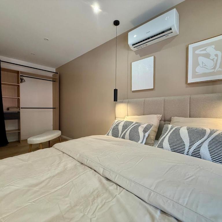 Le Patio Henri - Clim, suite & cour privée - Appartement 3 Chambres Deluxe - 4