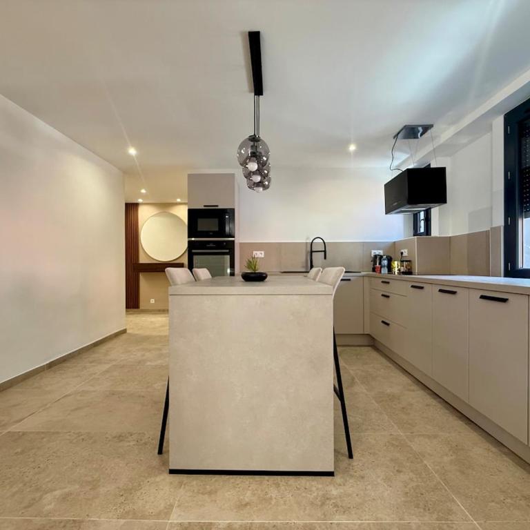 Le Patio Henri - Clim, suite & cour privée - Appartement 3 Chambres Deluxe - 5