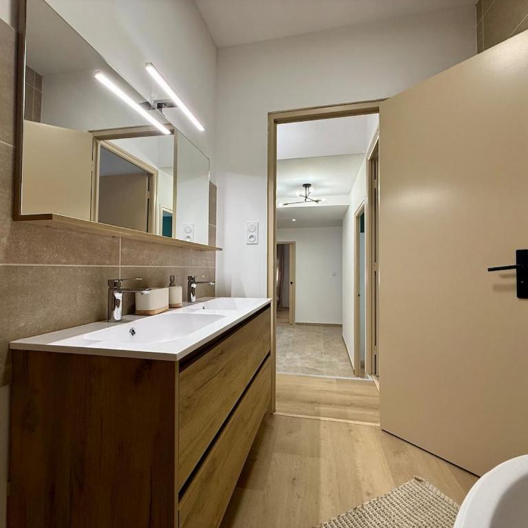Le Patio Henri - Clim, suite & cour privée - Appartement 3 Chambres Deluxe - 7