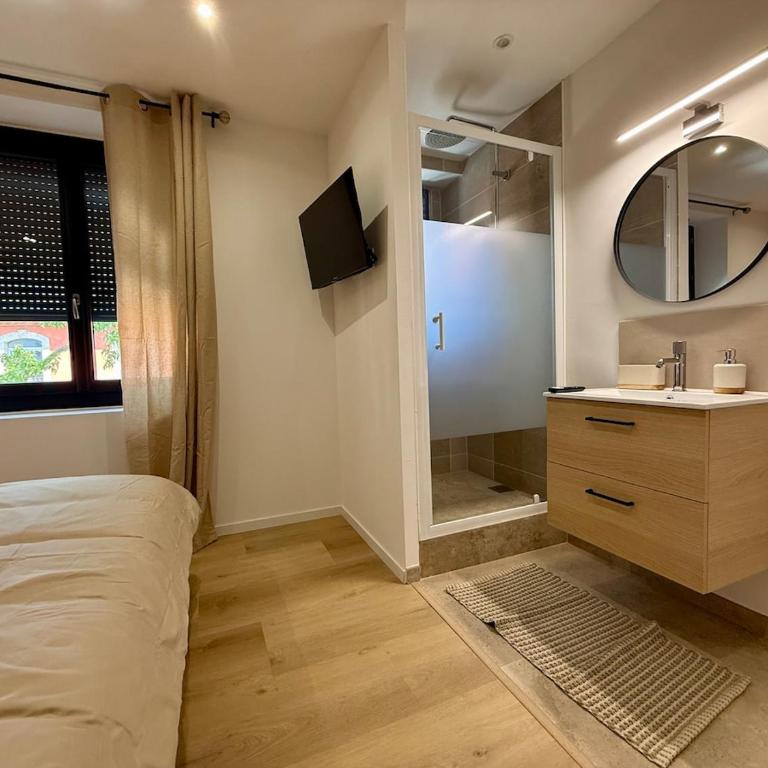Le Patio Henri - Clim, suite & cour privée - Appartement 3 Chambres Deluxe - 13