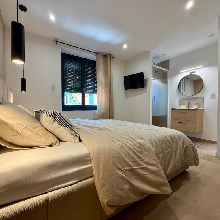 Le Patio Henri - Clim, suite & cour privée - Appartement 3 Chambres Deluxe - 15