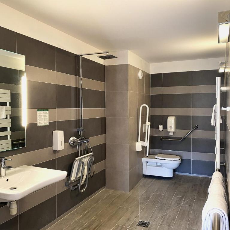 Logis Hôtel Le Rochelois - Chambre Double - Accessible aux Personnes à Mobilité Réduite - 3