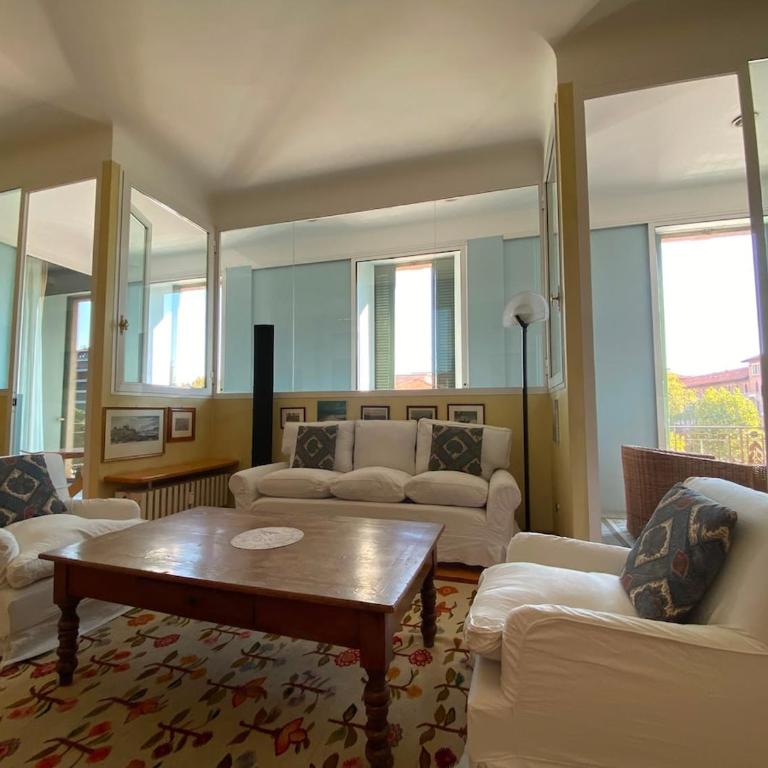 Luxurious and spacious central residence near the metro - Three-Bedroom Apartment - 1