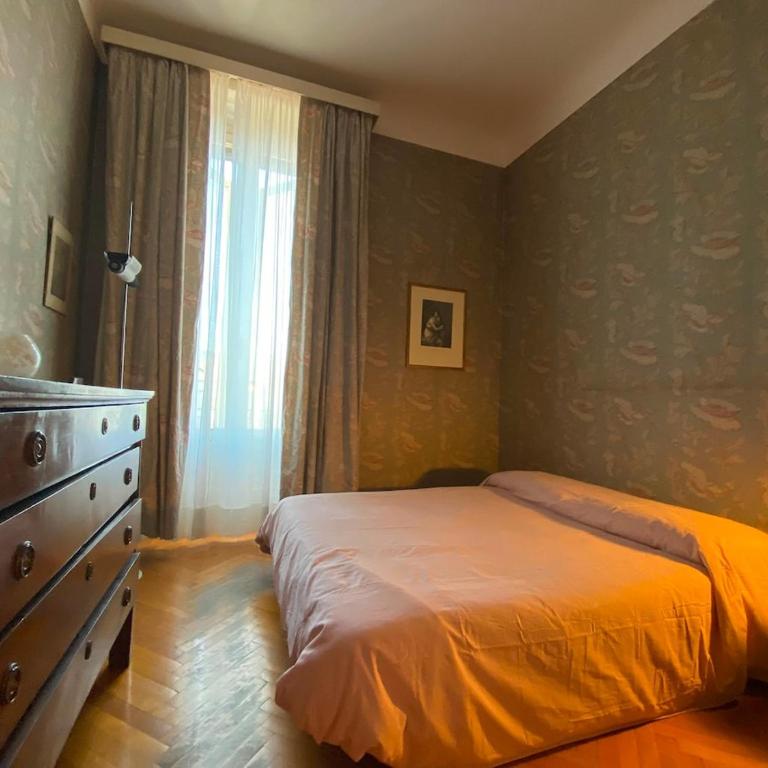 Luxurious and spacious central residence near the metro - Three-Bedroom Apartment - 10