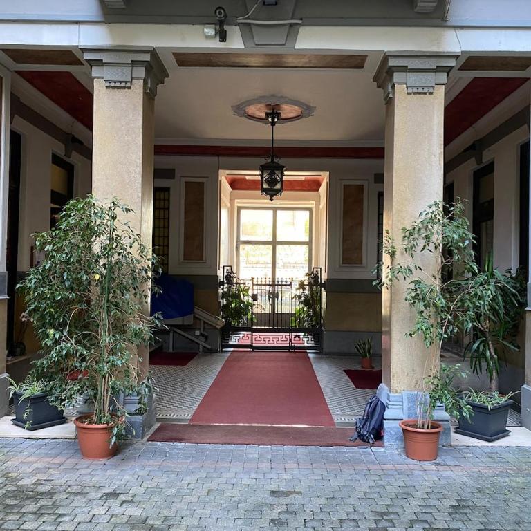 Luxurious and spacious central residence near the metro - Three-Bedroom Apartment - 17