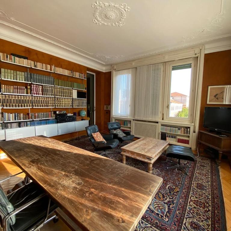 Luxurious and spacious central residence near the metro - Three-Bedroom Apartment - 19