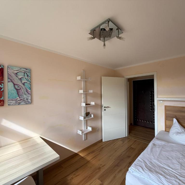 Modern renovated room with direct public transport to Oktoberfest - Budget Single Room - 4