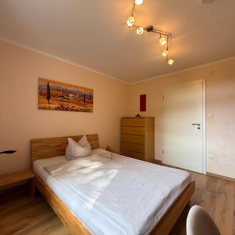 Modern renovated room with direct public transport to Oktoberfest - Double Room - 1