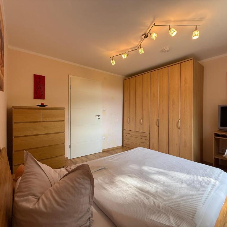 Modern renovated room with direct public transport to Oktoberfest - Double Room - 3
