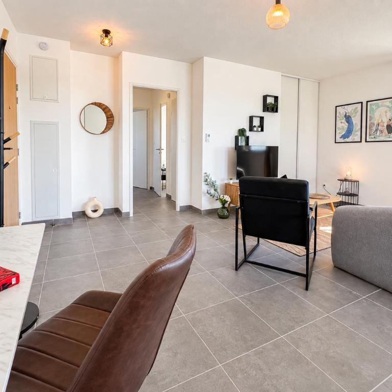 Private Parking - Balcony - Comfort & Light - Two-Bedroom Apartment - 9
