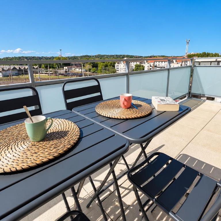 Private Parking - Balcony - Comfort & Light - Two-Bedroom Apartment - 34