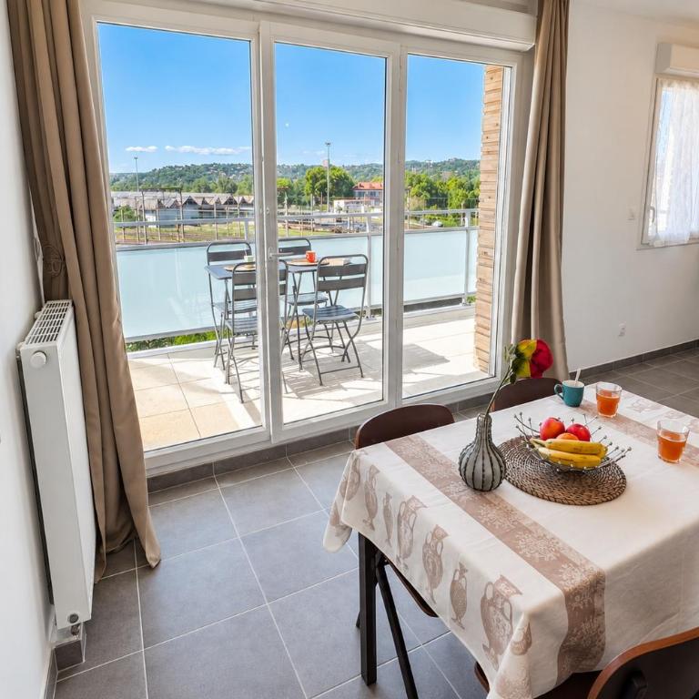 Private Parking - Balcony - Comfort & Light - Two-Bedroom Apartment - 11