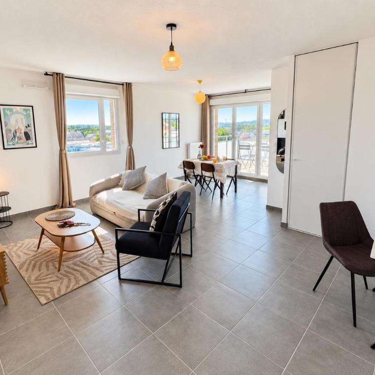Private Parking - Balcony - Comfort & Light - Two-Bedroom Apartment - 6