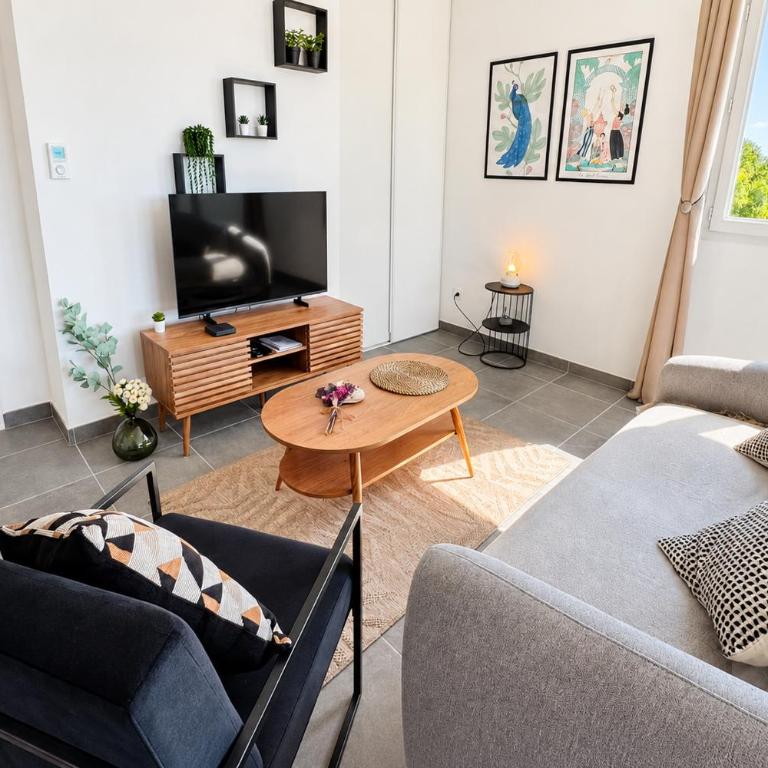 Private Parking - Balcony - Comfort & Light - Two-Bedroom Apartment - 7