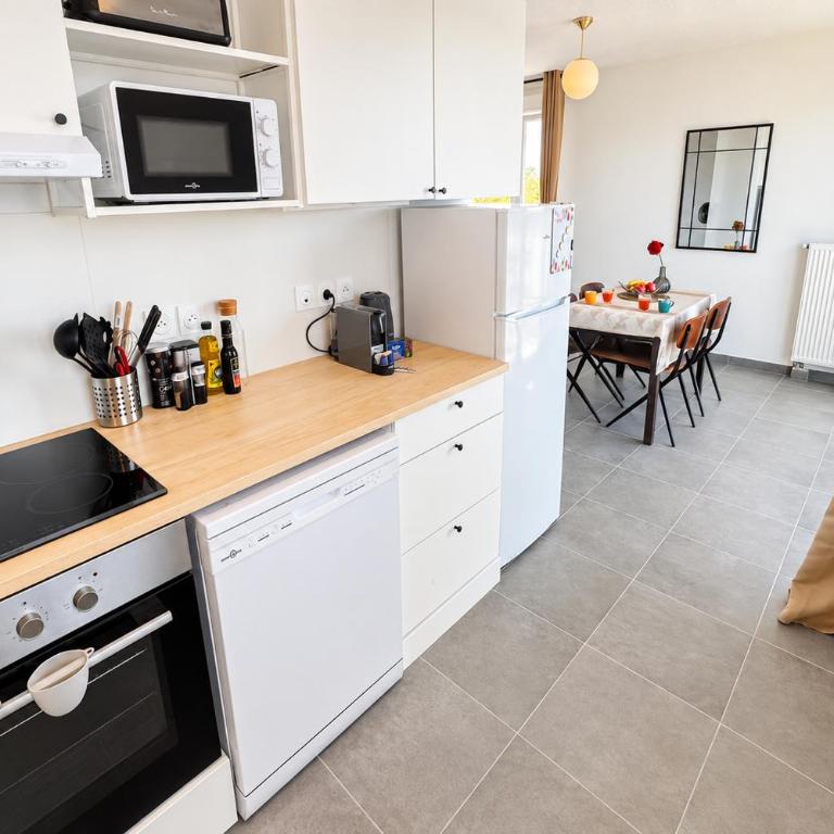 Private Parking - Balcony - Comfort & Light - Two-Bedroom Apartment - 16