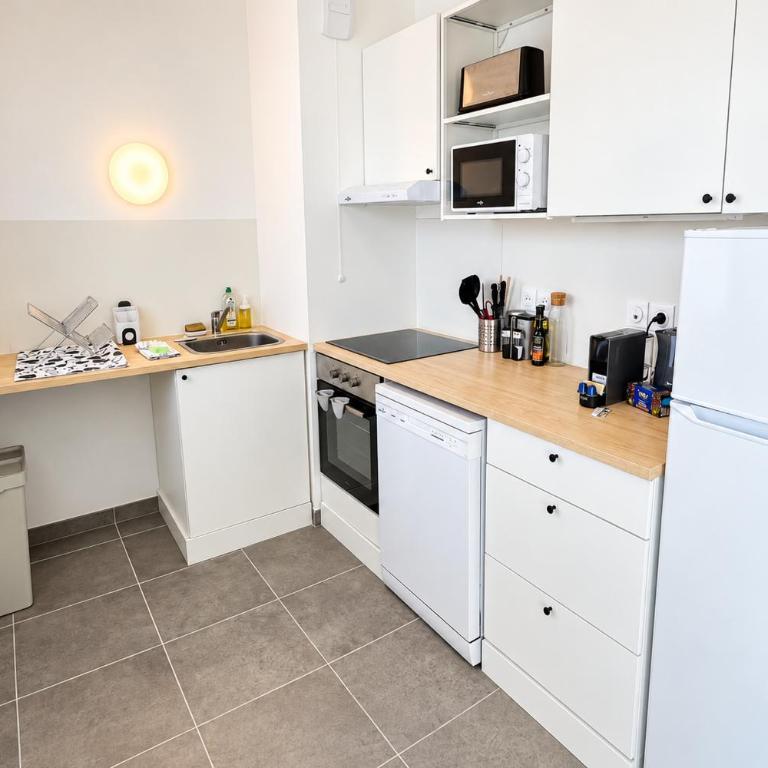 Private Parking - Balcony - Comfort & Light - Two-Bedroom Apartment - 14