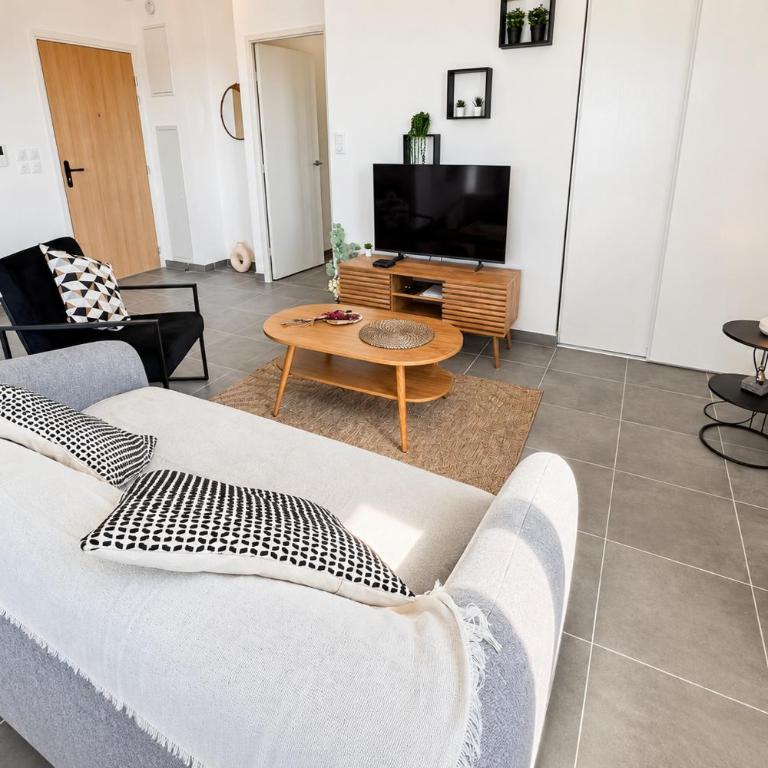 Private Parking - Balcony - Comfort & Light - Two-Bedroom Apartment - 17