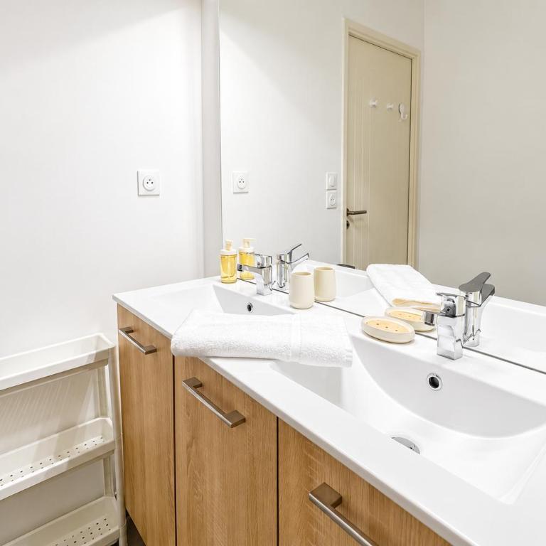 Private Parking - Balcony - Comfort & Light - Two-Bedroom Apartment - 23