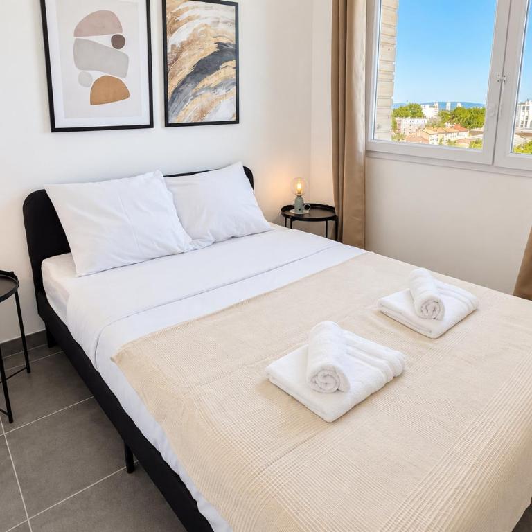 Private Parking - Balcony - Comfort & Light - Two-Bedroom Apartment - 32