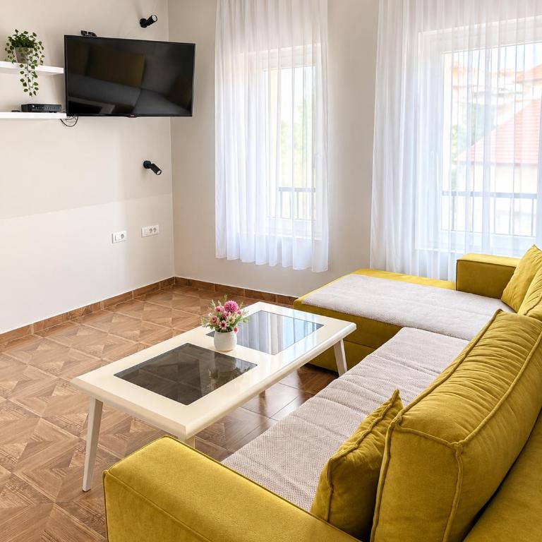 SARAVIBE - Free Parking - Two-Bedroom Apartment - 1