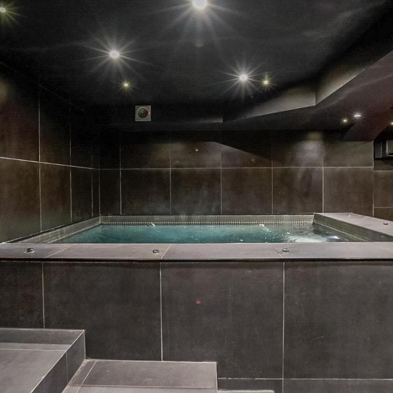 Love Room- Jacuzzi XXL- Climatisé- Table massage Accessoires - Appartement 1 Chambre - 10