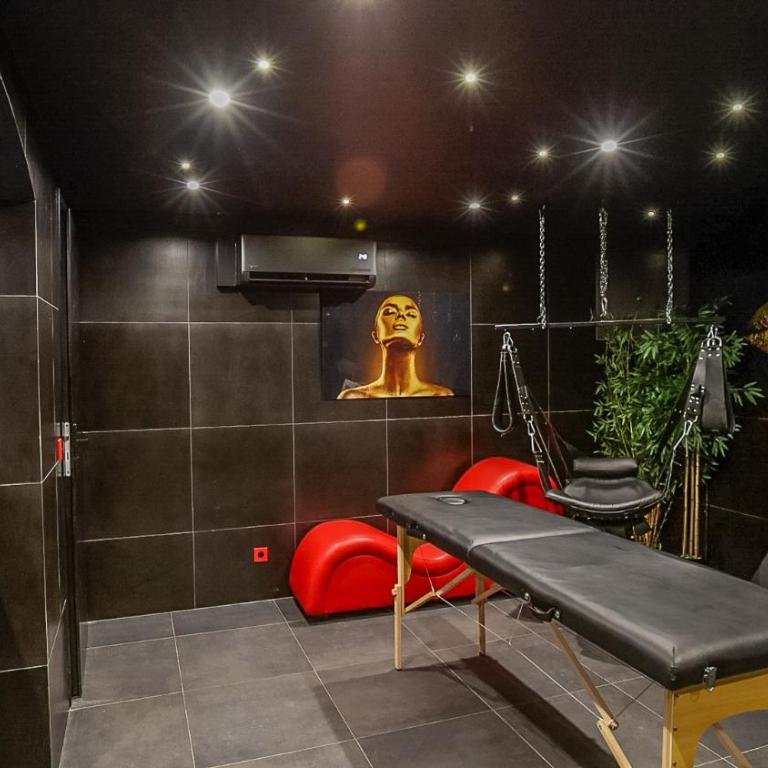 Love Room- Jacuzzi XXL- Climatisé- Table massage Accessoires - Appartement 1 Chambre - 9