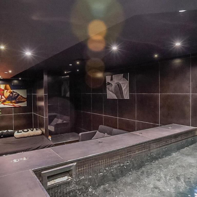 Love Room- Jacuzzi XXL- Climatisé- Table massage Accessoires - Appartement 1 Chambre - 11