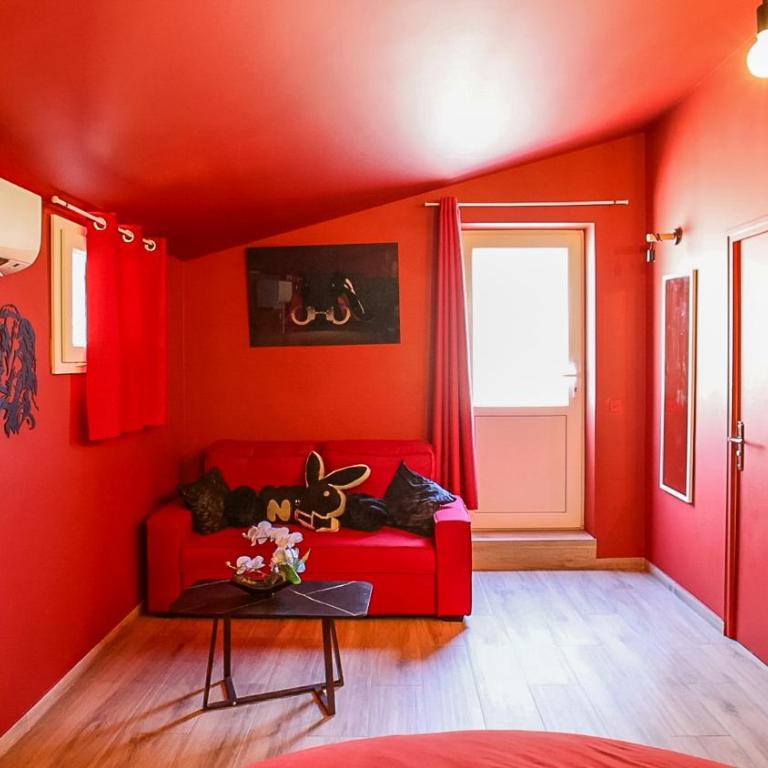 Love Room- Jacuzzi XXL- Climatisé- Table massage Accessoires - Appartement 1 Chambre - 12
