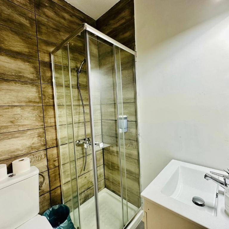 Rooms in Madrid Downtown - Chambre Quadruple avec Salle de Bains - 1