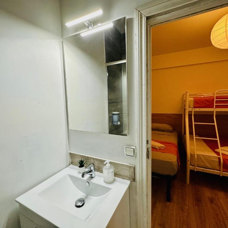Rooms in Madrid Downtown - Chambre Quadruple avec Salle de Bains - 3