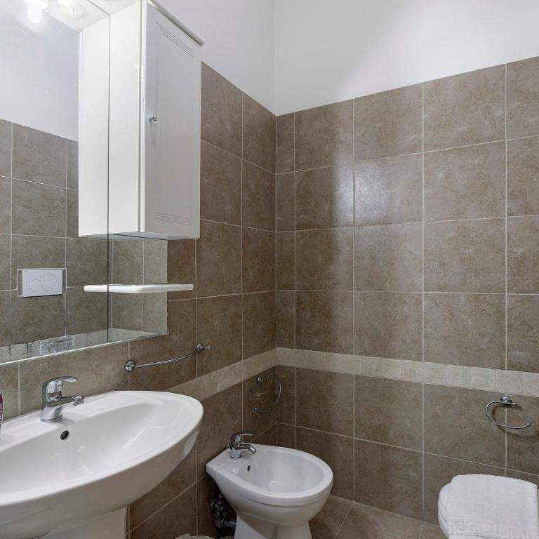 San Pietro House - Four-Bedroom Apartment with Balcony - 12