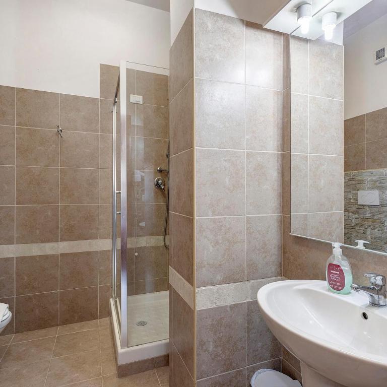 San Pietro House - Four-Bedroom Apartment with Balcony - 16