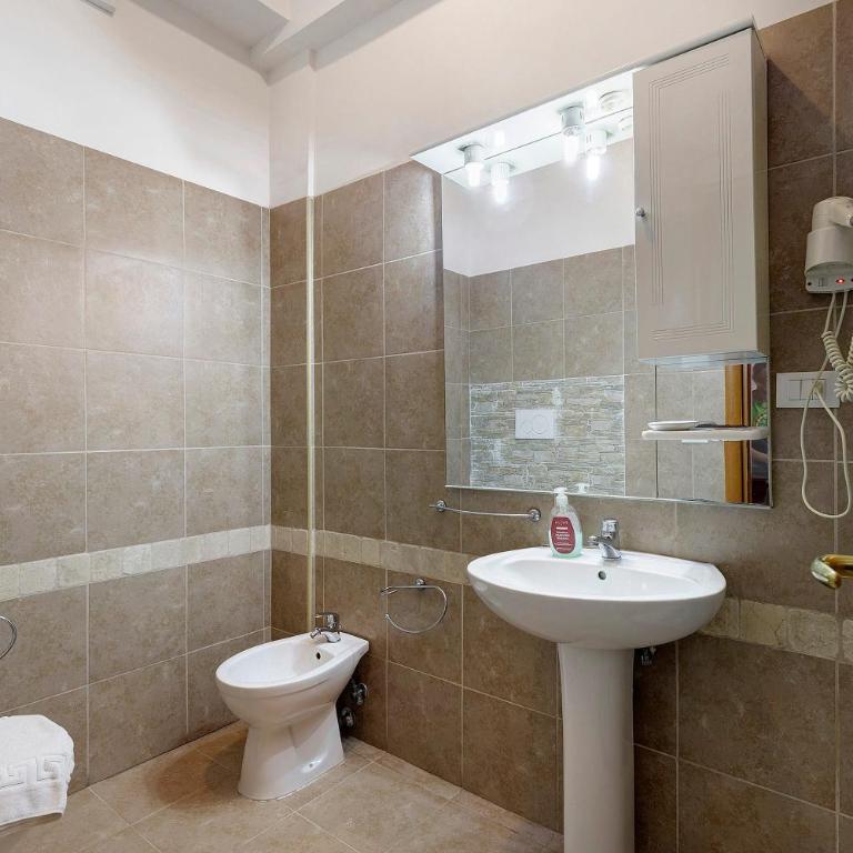 San Pietro House - Four-Bedroom Apartment with Balcony - 4