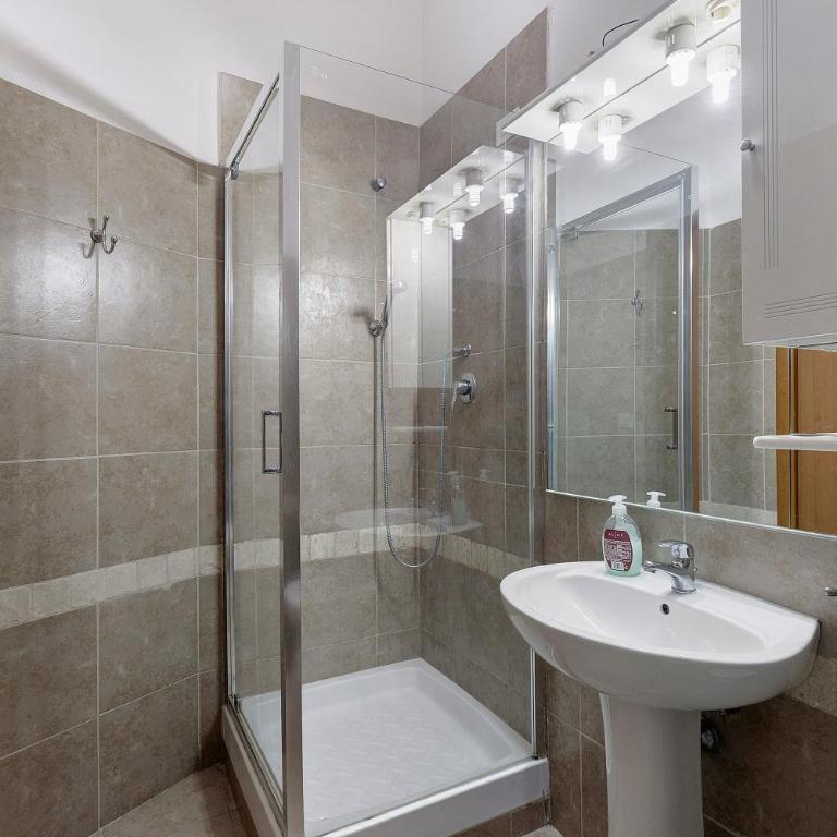 San Pietro House - Four-Bedroom Apartment with Balcony - 11