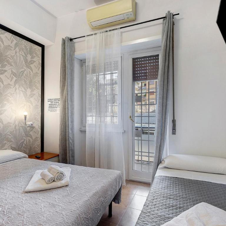 San Pietro House - Four-Bedroom Apartment with Balcony - 9