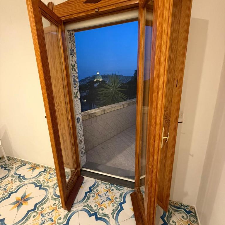 The View - Guest House Capodimonte - Deluxe Doppelzimmer mit Balkon - 31