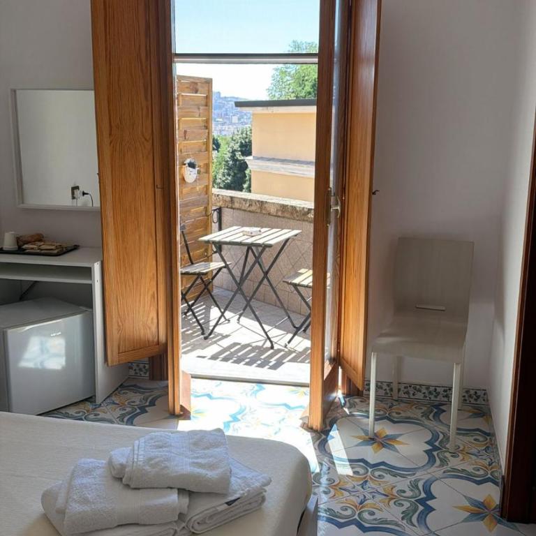 The View - Guest House Capodimonte - Deluxe Doppelzimmer mit Balkon - 35
