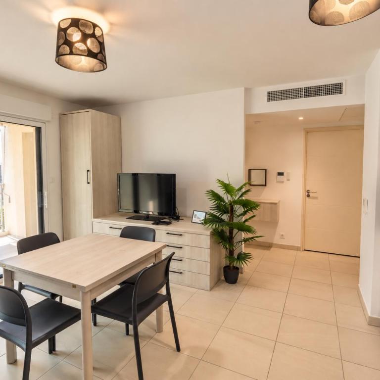 Cozy 1-Bedroom Apartment with AC & Garage Near - Appartement - 3