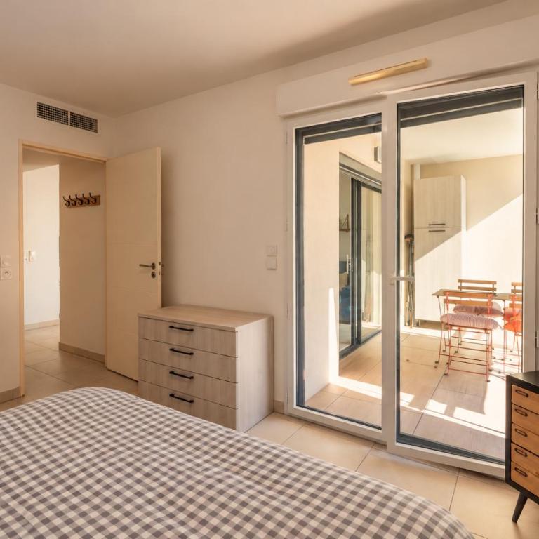 Cozy 1-Bedroom Apartment with AC & Garage Near - Appartement - 8