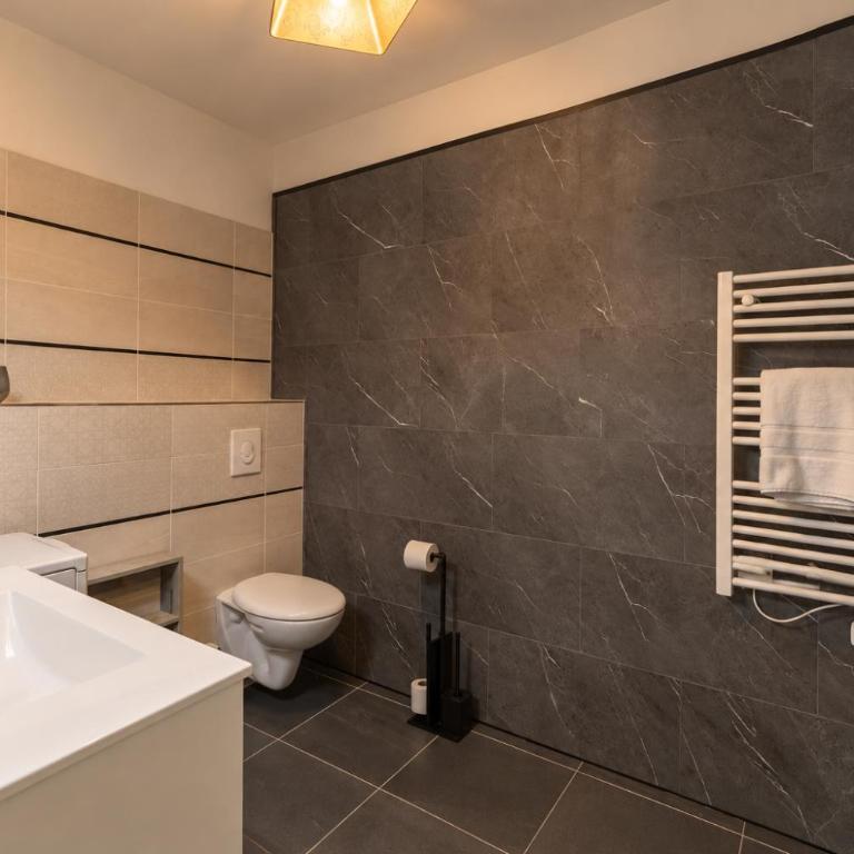 Cozy 1-Bedroom Apartment with AC & Garage Near - Appartement - 12