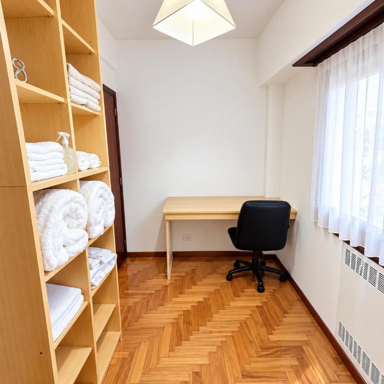 Depto. en la bella plaza Mitre. Luminoso y amplio. - Two-Bedroom Apartment - 7